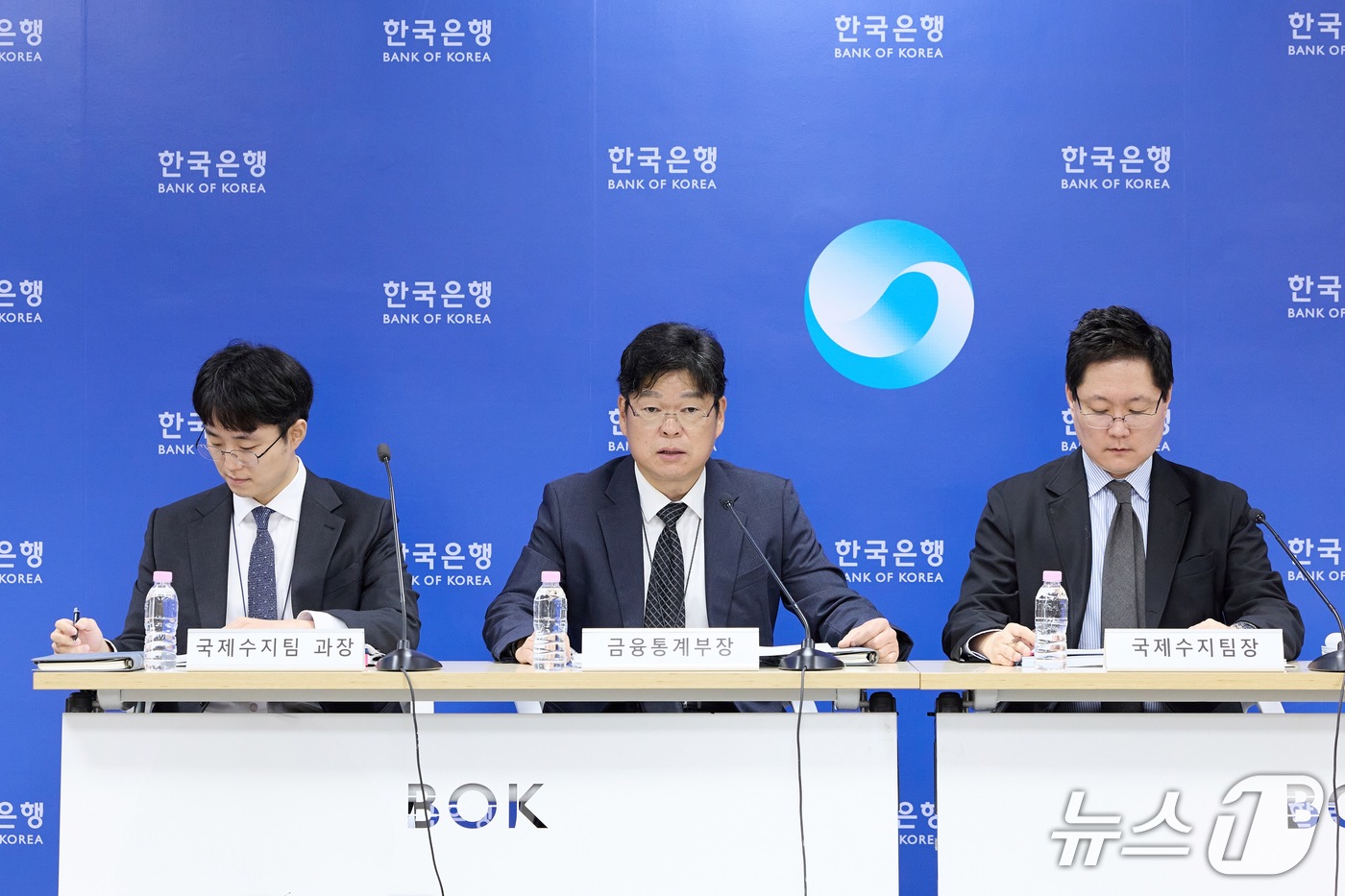 (서울=뉴스1) = 8일 오전 서울 중구 한국은행에서 임연빈 국제수지팀 과장(왼쪽부터), 유성욱 금융통계부장, 박성곤 국제수지팀장이 참석한 가운데 '2026년 8월 국제수지(잠정) …