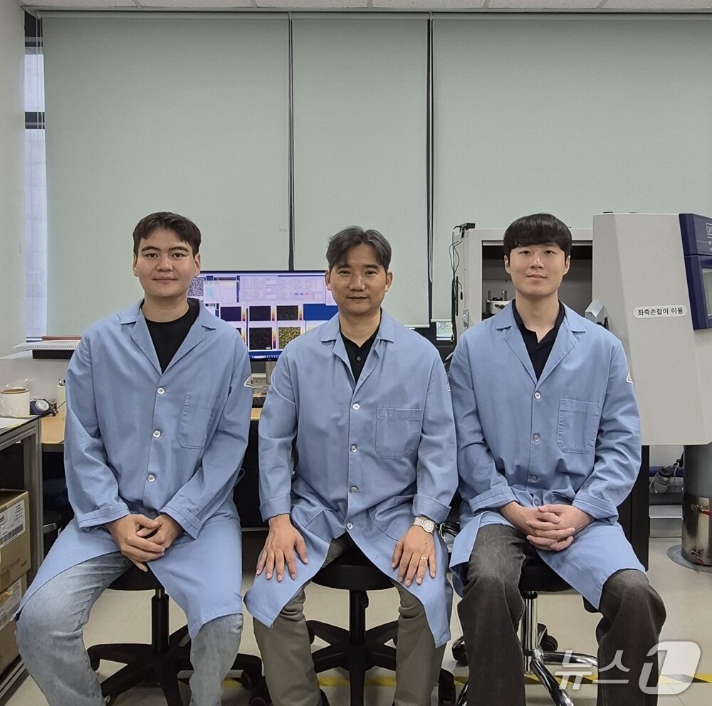 본문 이미지 - KAIST 부얀톡톡 밭조릭 박사후연구원(왼쪽), 홍승범 교수(가운데), 김승훈 박사(KAIST 제공) /뉴스1