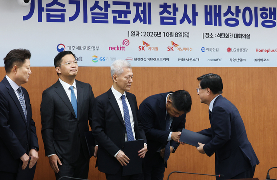 기업 대표들과 악수하는 김성환 장관