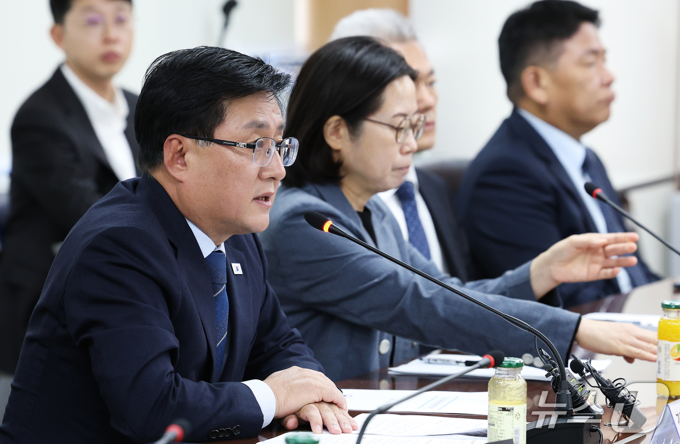 (서울=뉴스1) 오대일 기자 = 김성환 기후에너지환경부 장관이 8일 오전 서울 종로구 석탄회관에서 열린 '가습기살균제 배상 이행 업무협약식'에서 모두발언을 하고 있다.정부는 개정된 …