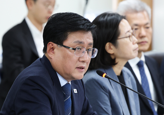 가습기살균제 배상 이행 협약식 발언하는 김성환 장관