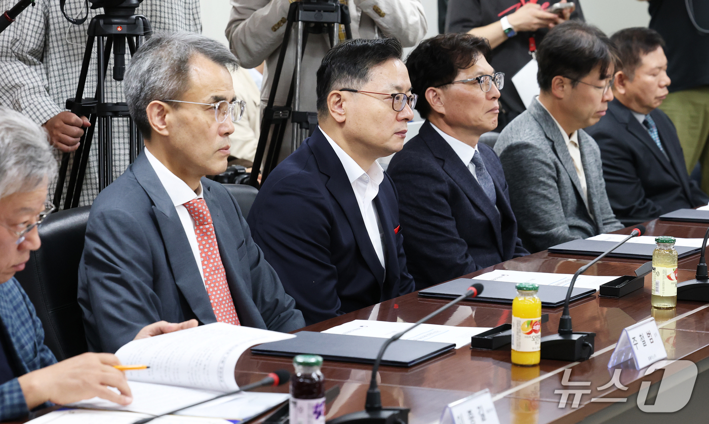 (서울=뉴스1) 오대일 기자 = 8일 오전 서울 종로구 석탄회관에서 열린 '가습기살균제 배상 이행 업무협약식'에서 배상 참여 기업 관계자들이 김성환 기후에너지환경부 장관의 모두발언 …