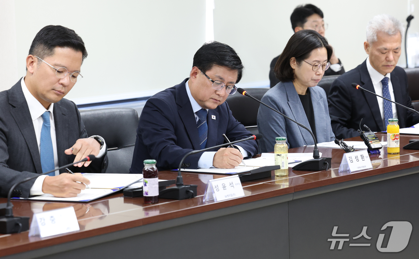 (서울=뉴스1) 오대일 기자 = 김성환 기후에너지환경부 장관이 8일 오전 서울 종로구 석탄회관에서 열린 '가습기살균제 배상 이행 업무협약식'에서 배상 참여 기업 대표들과 함께 협약 …
