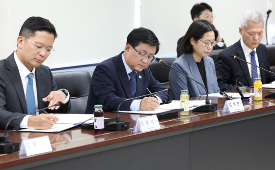 협약서에 서명하는 김성한 장관과 기업 대표들