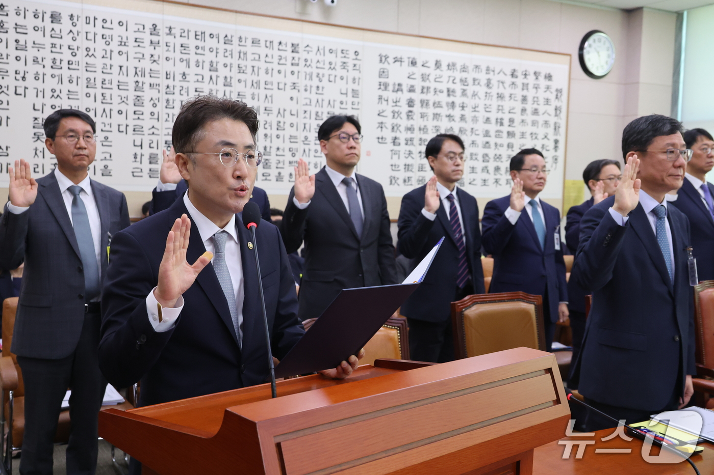 (서울=뉴스1) 신웅수 기자 = 이진수 법무부 차관이 8일 서울 여의도 국회에서 열린 법제사법위원회의 법무부 등에 대한 국정감사에서 증인 선서를 하고 있다. 2026.10.8/뉴스 …