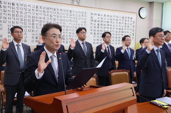 [국감] 선서하는 이진수 법무부 차관