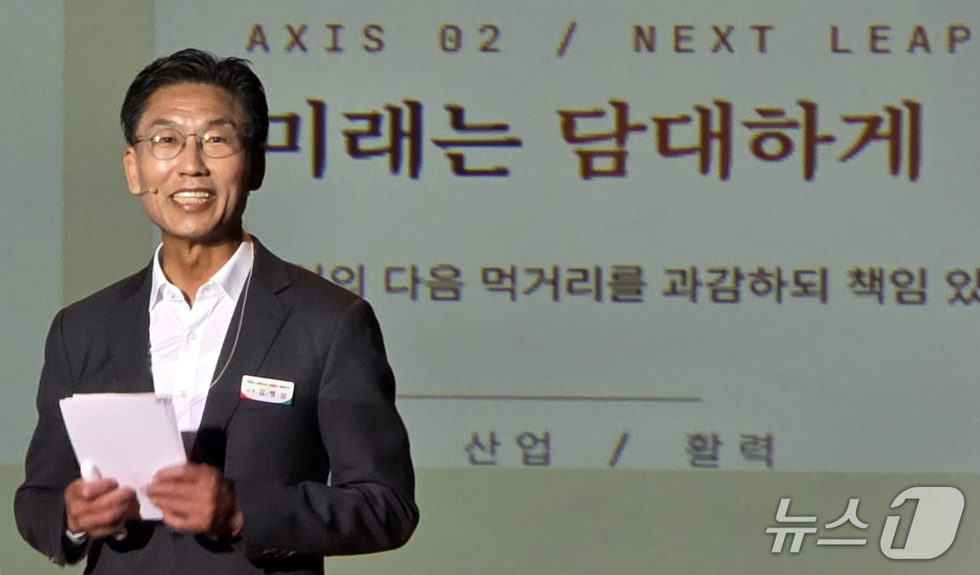 (영천=뉴스1) 정우용 기자 = 김병삼 경북 영천시장이 8일 오전 영천시민회관에서 열린 민선 100일 시민과의대화에서 시정 방향 등에 대한 설명을 하고 있다. 2026.10.8/뉴 …