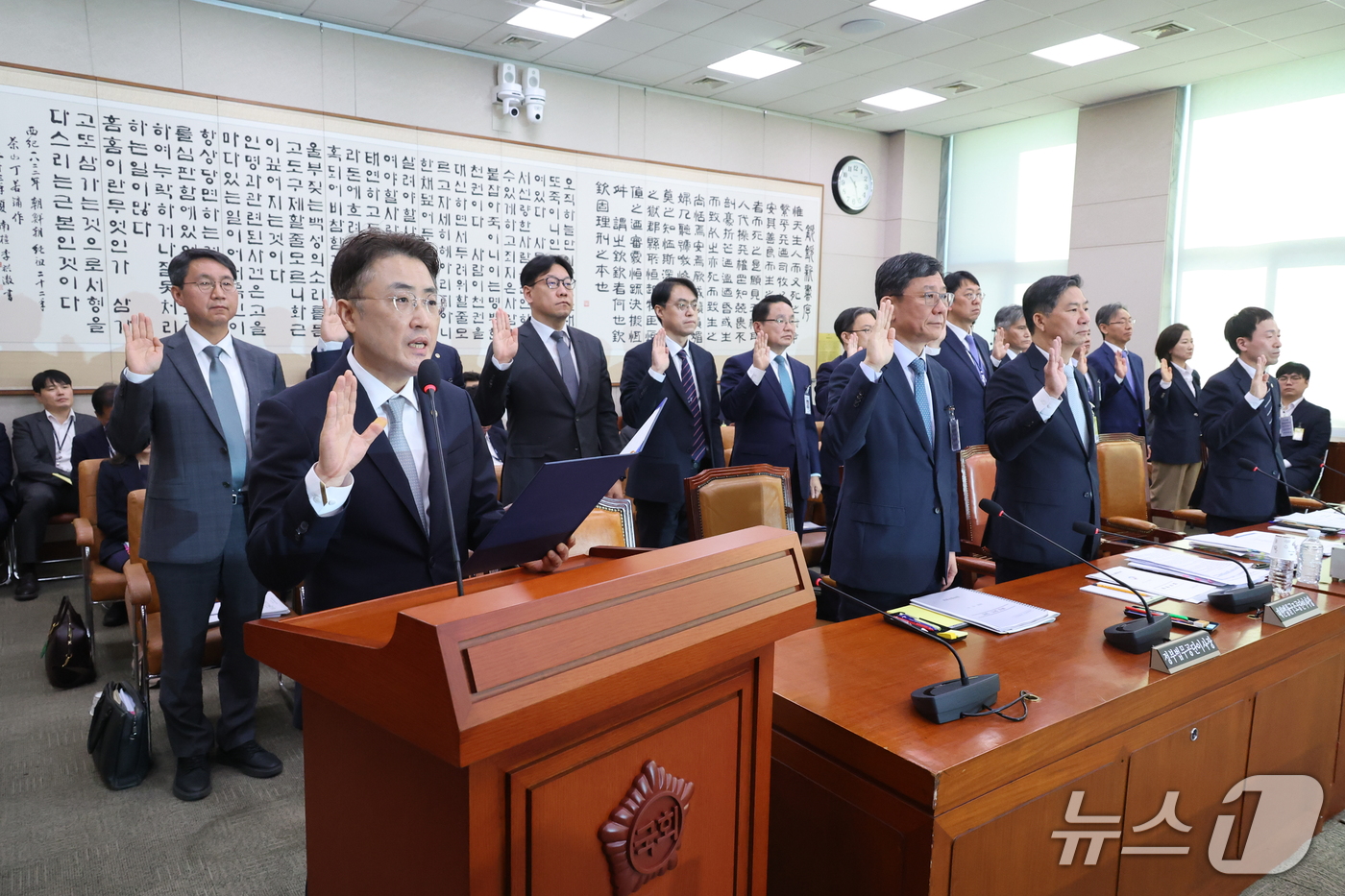 (서울=뉴스1) 신웅수 기자 = 이진수 법무부 차관이 8일 서울 여의도 국회에서 열린 법제사법위원회의 법무부 등에 대한 국정감사에서 증인 선서를 하고 있다. 2026.10.8/뉴스 …