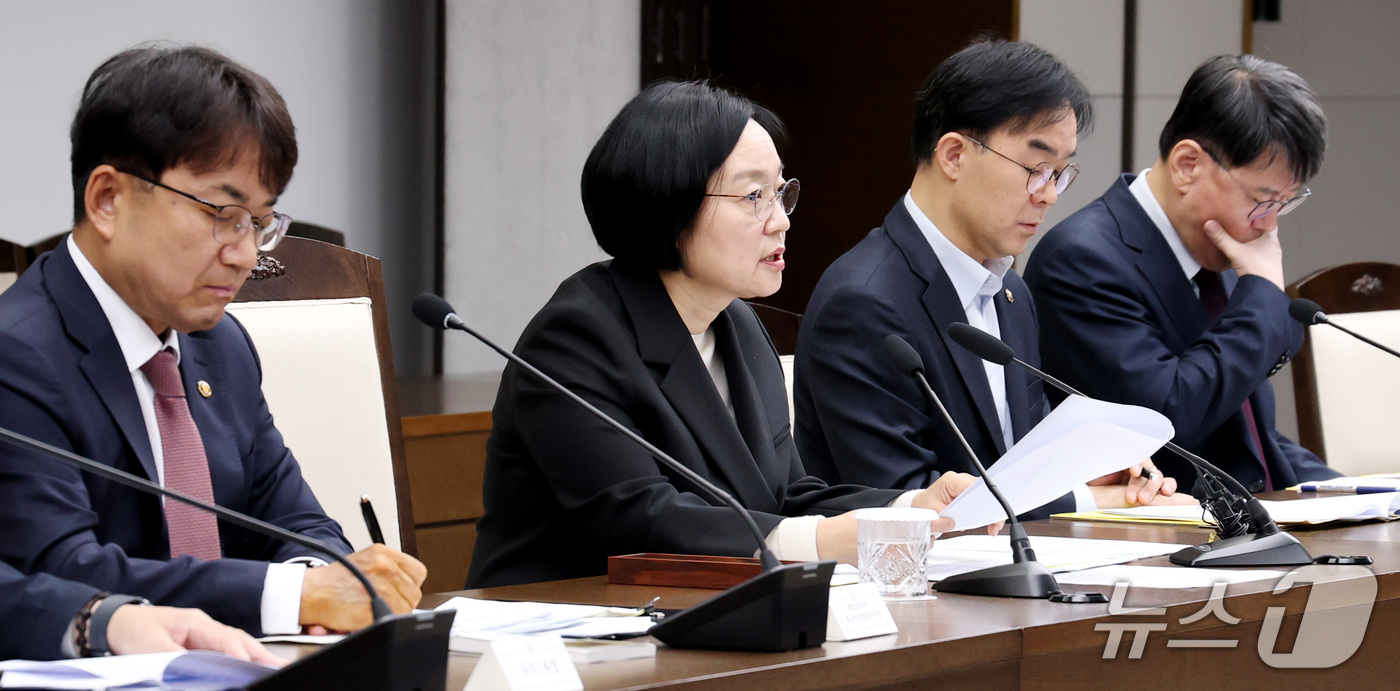 (세종=뉴스1) 김기남 기자 = 한성숙 국무총리가 8일 세종시 정부세종청사에서 열린 국가정책조정회의를 주재하며 발언하고 있다. 2026.10.8/뉴스1