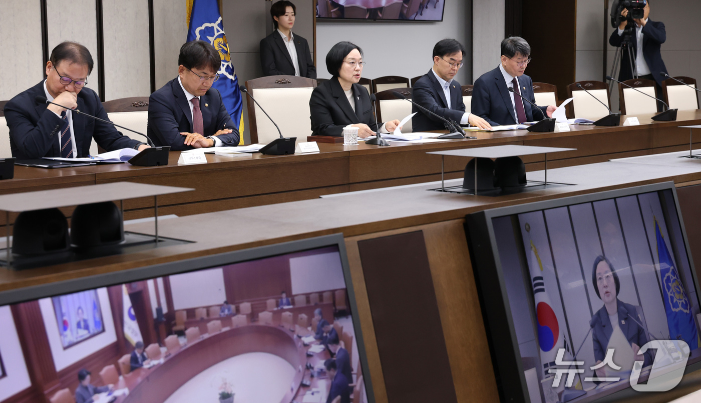 (세종=뉴스1) 김기남 기자 = 한성숙 국무총리가 8일 세종시 정부세종청사에서 열린 국가정책조정회의를 주재하며 발언하고 있다. 2026.10.8/뉴스1