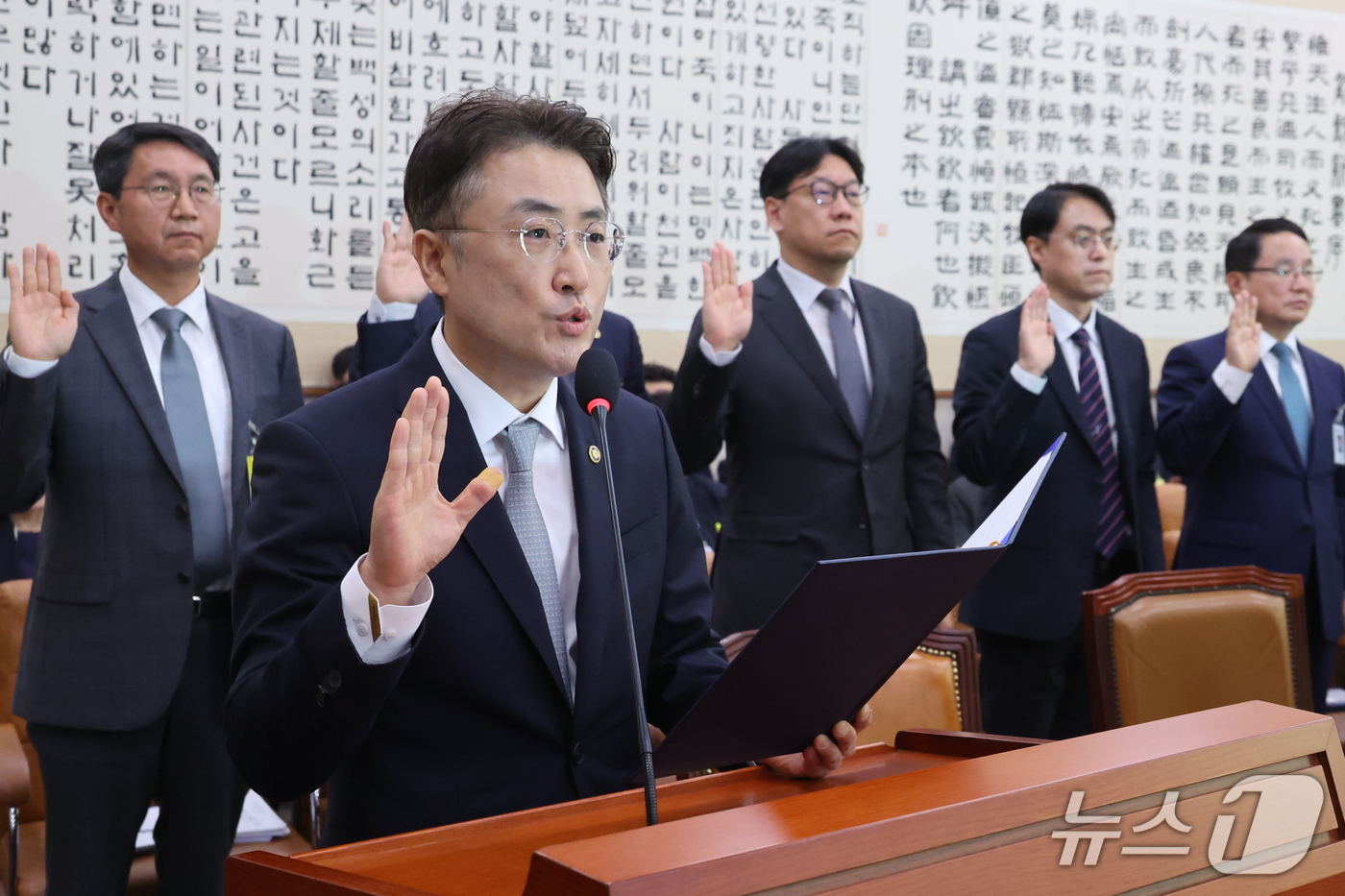 (서울=뉴스1) 신웅수 기자 = 이진수 법무부 차관이 8일 서울 여의도 국회에서 열린 법제사법위원회의 법무부 등에 대한 국정감사에서 증인 선서를 하고 있다. 2026.10.8/뉴스 …