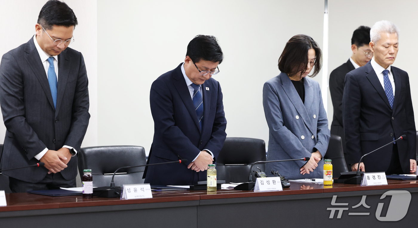 (서울=뉴스1) 오대일 기자 = 8일 오전 서울 종로구 석탄회관에서 열린 '가습기살균제 배상 이행 업무협약식'에서 김성환 기후에너지환경부 장관(왼쪽 두번째)과 참여 기업 대표들이 …