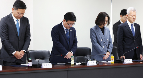 가습기살균제 참사 희생자 추모 묵념하는 김성환 장관
