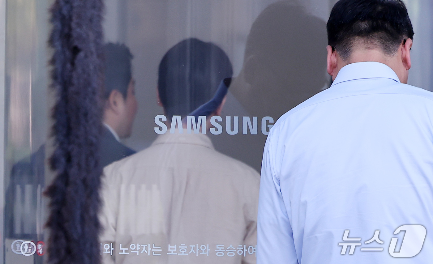 (서울=뉴스1) 김성진 기자 = 삼성전자가 올해 3분기 영업이익 107조4천억원을 기록해 국내 기업 사상 최초로 분기 영업익 100조원 시대를 열었다.삼성전자는 올해 3분기 연결 …