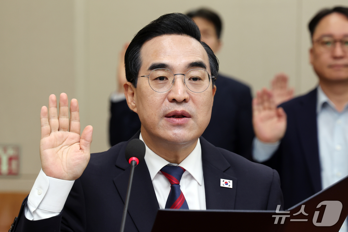 (서울=뉴스1) 황기선 기자 = 박홍근 기획예산처 장관이 8일 서울 여의도 국회 재정경제기획위원회에서 열린 기획예산처에 대한 국정감사에서 선서를 하고 있다.  2026.10.8/뉴 …