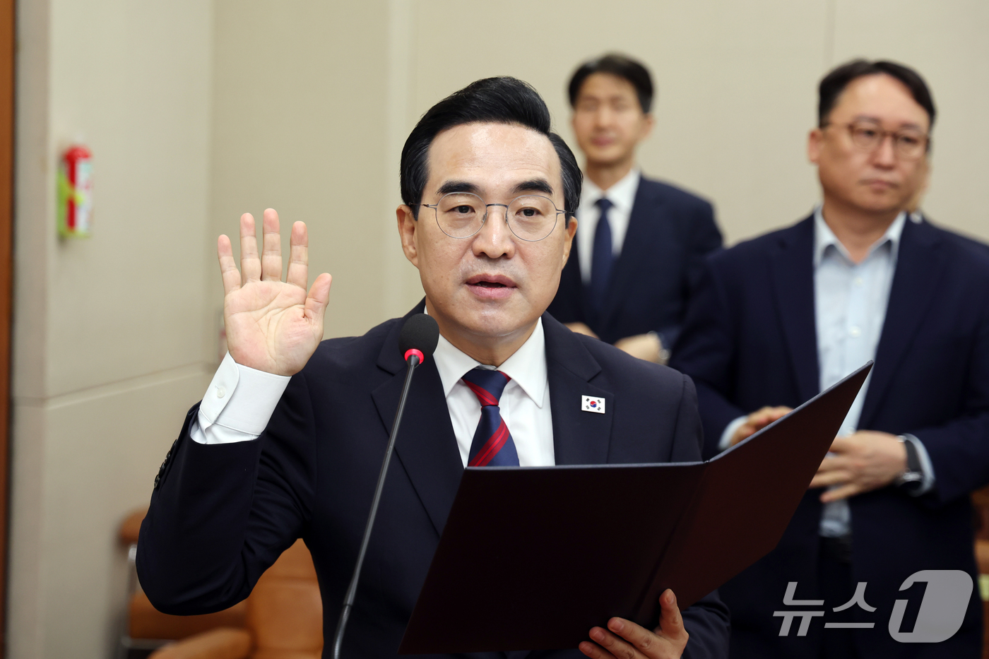 (서울=뉴스1) 황기선 기자 = 박홍근 기획예산처 장관이 8일 서울 여의도 국회 재정경제기획위원회에서 열린 기획예산처에 대한 국정감사에서 선서를 하고 있다.  2026.10.8/뉴 …