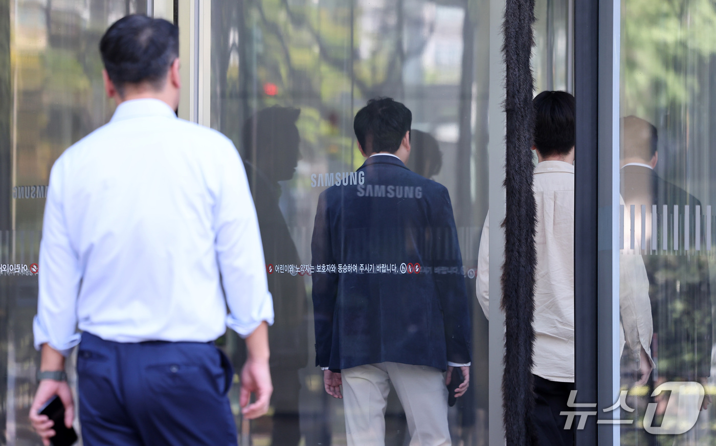 (서울=뉴스1) 김성진 기자 = 삼성전자가 올해 3분기 영업이익 107조4천억원을 기록해 국내 기업 사상 최초로 분기 영업익 100조원 시대를 열었다.삼성전자는 올해 3분기 연결 …
