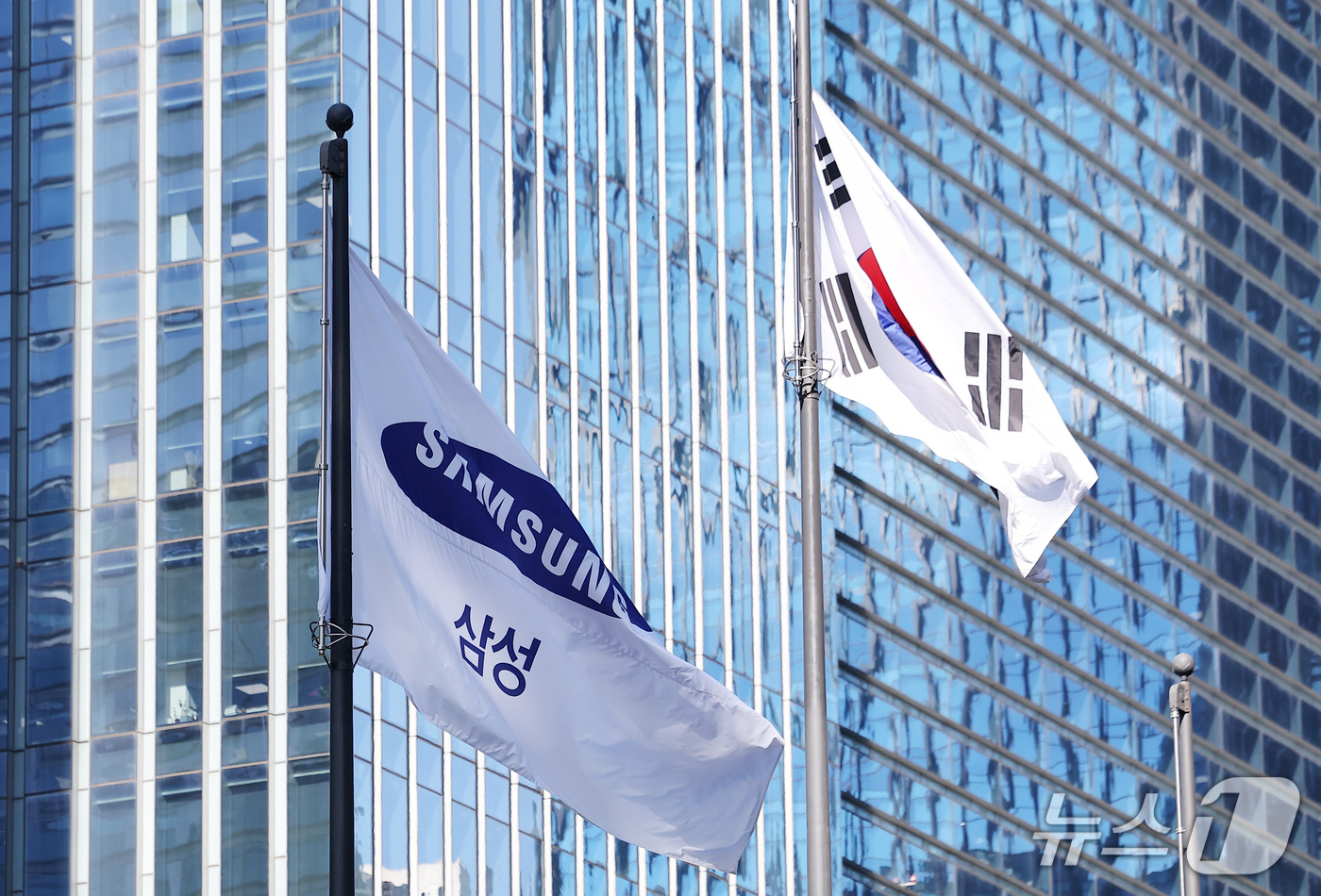 (서울=뉴스1) 김성진 기자 = 삼성전자가 올해 3분기 영업이익 107조4천억원을 기록해 국내 기업 사상 최초로 분기 영업익 100조원 시대를 열었다.삼성전자는 올해 3분기 연결 …