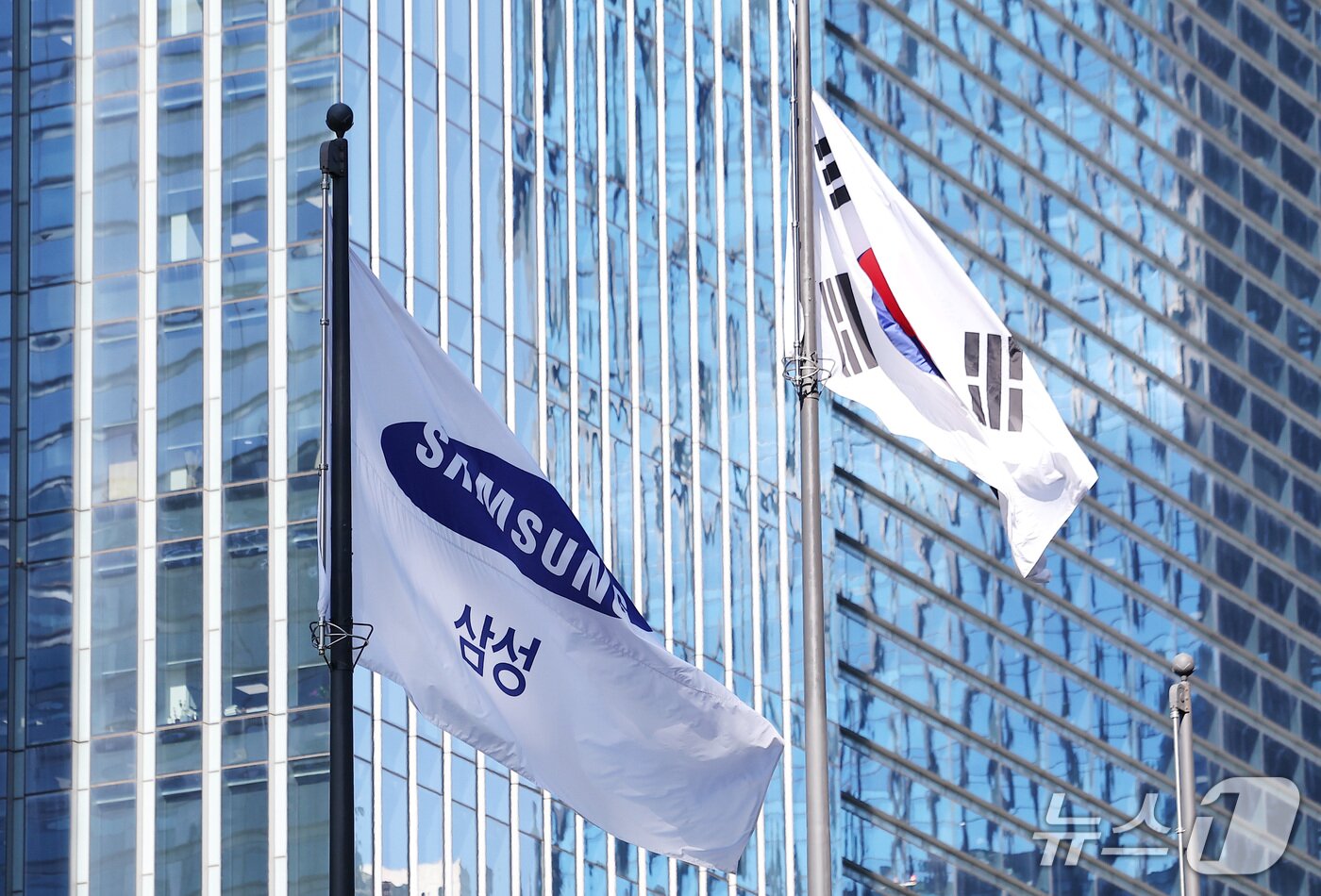 본문 이미지 - 삼성전자가 올해 3분기 영업이익 107조4천억원을 기록해 국내 기업 사상 최초로 분기 영업익 100조원 시대를 열었다. 사진은 이날 서울 서초구 삼성전자 서초사옥의 모습. 2026.10.8 ⓒ 뉴스1 김성진 기자
