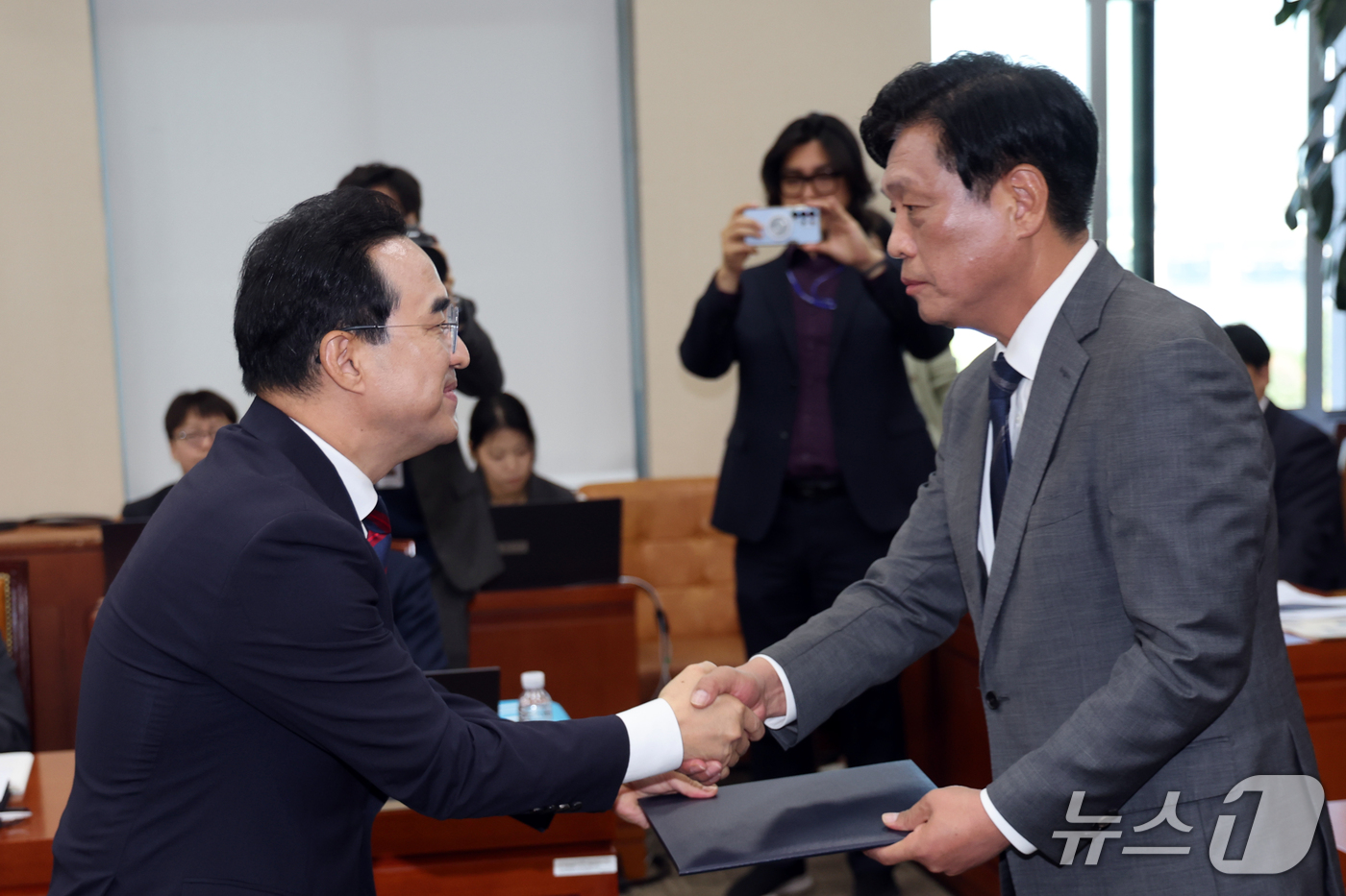 (서울=뉴스1) 황기선 기자 = 박홍근 기획예산처 장관이 8일 서울 여의도 국회 재정경제기획위원회에서 열린 기획예산처에 대한 국정감사에서 조승래 위원장에게 선서문을 전달하고 있다. …