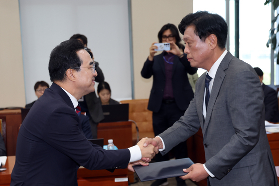 [국감] 선서문 전달하는 박홍근 장관