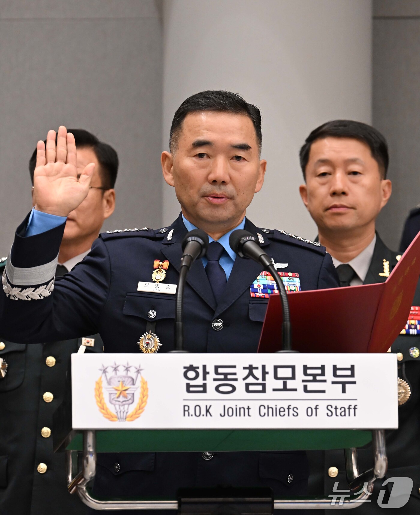 (서울=뉴스1) 국회사진기자단 = 진영승 합동참모본부 의장이 8일 서울 용산구 국방부에서 열린 국회 국방위원회의 합동참모본부등 국정감사에서 선서하고 있다. 2026.10.8/뉴스1 …
