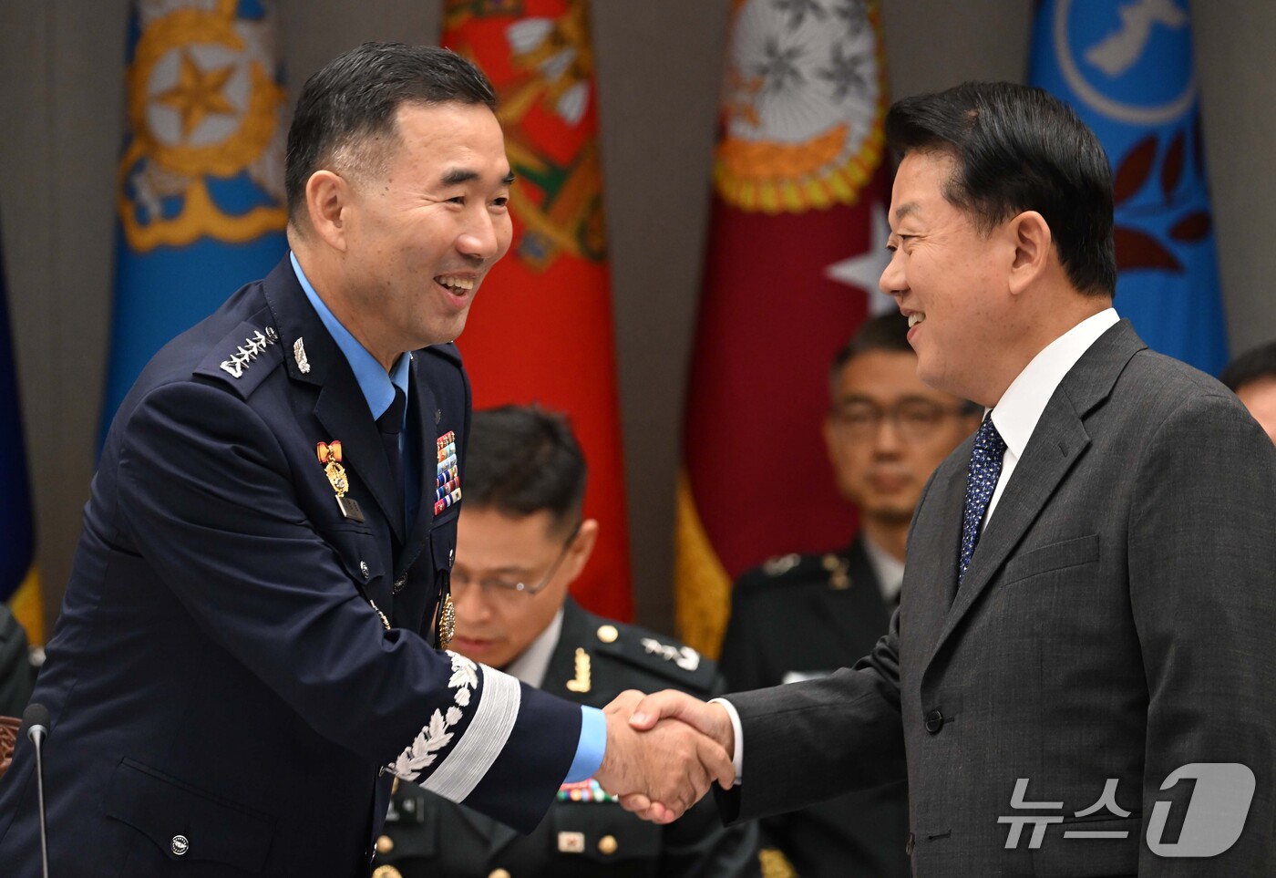 (서울=뉴스1) 국회사진기자단 = 진영승 합동참모본부 의장이 8일 서울 용산구 국방부에서 열린 국회 국방위원회의 합동참모본부등 국정감사에서 김병주 여당 간사와 악수를 하고 있다. …