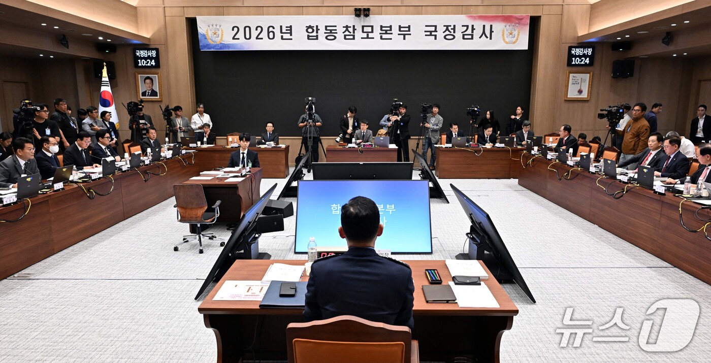 (서울=뉴스1) 국회사진기자단 = 진영승 합동참모본부 의장이 8일 서울 용산구 국방부에서 열린 국회 국방위원회의 합동참모본부 등 국정감사에서 진성준 위원장의 질의에 답변하고 있다. …