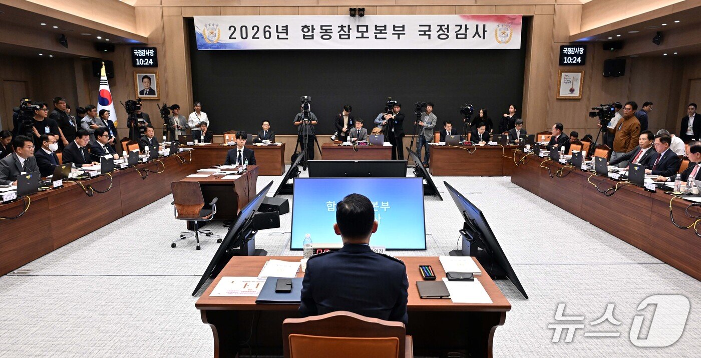 본문 이미지 - 진영승 합동참모본부 의장이 8일 서울 용산구 국방부에서 열린 국회 국방위원회의 합동참모본부 등 국정감사에서 진성준 위원장의 질의에 답변하고 있다. 2026.10.8 ⓒ 뉴스1 국회사진기자단