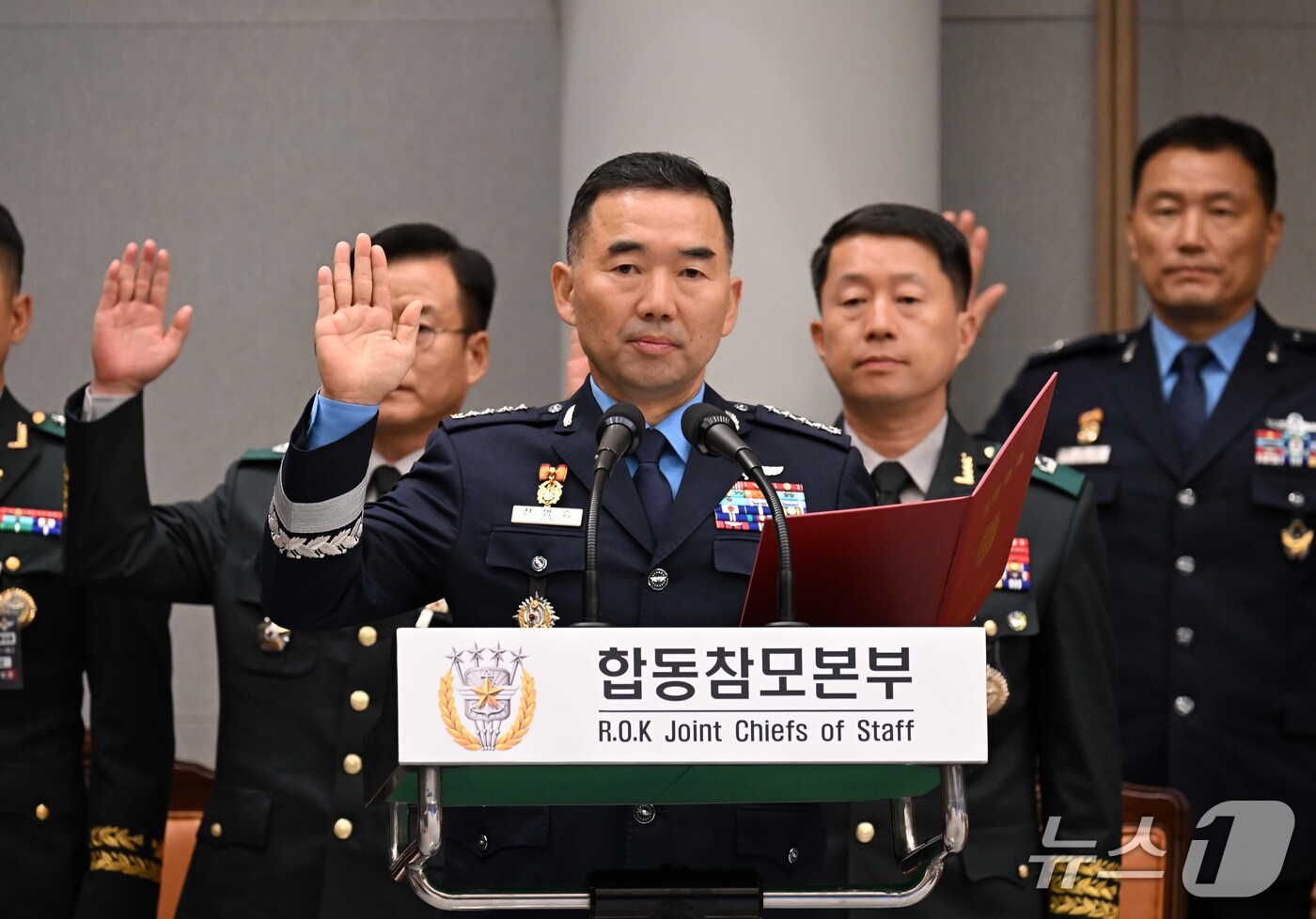 (서울=뉴스1) 국회사진기자단 = 진영승 합동참모본부 의장이 8일 서울 용산구 국방부에서 열린 국회 국방위원회의 합동참모본부 등 국정감사에서 선서하고 있다. 2026.10.8/뉴스 …