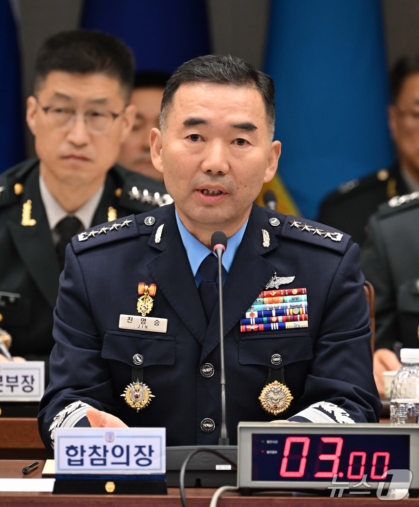 (서울=뉴스1) 국회사진기자단 = 진영승 합동참모본부 의장이 8일 서울 용산구 국방부에서 열린 국회 국방위원회의 합동참모본부등 국정감사에서 진성준 위원장의 질의에 답변하고 있다. …