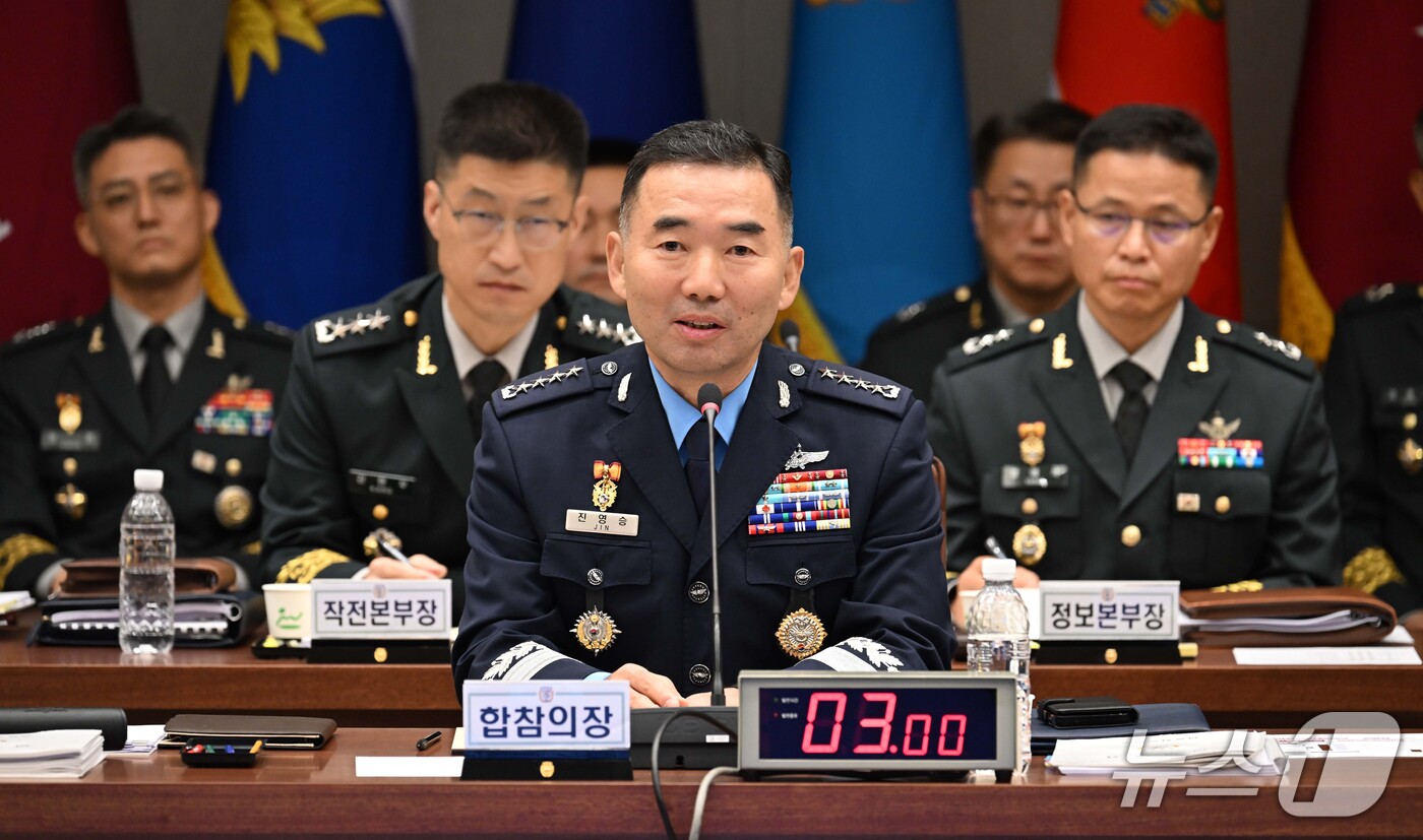 (서울=뉴스1) 국회사진기자단 = 진영승 합동참모본부 의장이 8일 서울 용산구 국방부에서 열린 국회 국방위원회의 합동참모본부등 국정감사에서 진성준 위원장의 질의에 답변하고 있다. …