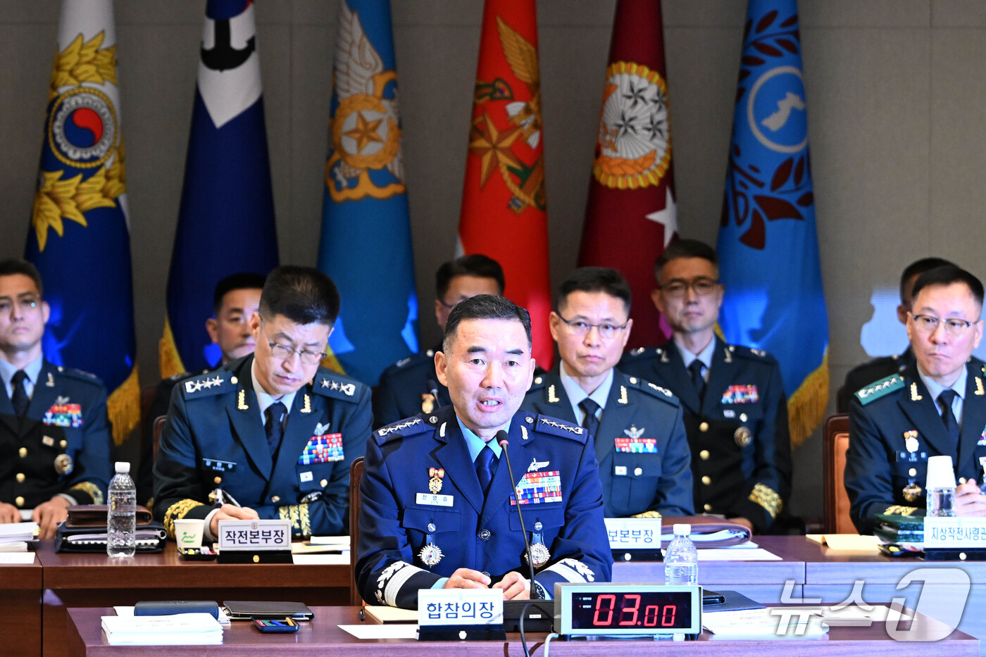 (서울=뉴스1) 국회사진기자단 = 진영승 합동참모본부 의장이 8일 오전 서울 용산구 국방부에서 열린 국회 국방위원회의 합동참모본부에 대한 국정감사에서 진성준 의원장 질의에 답하고 …