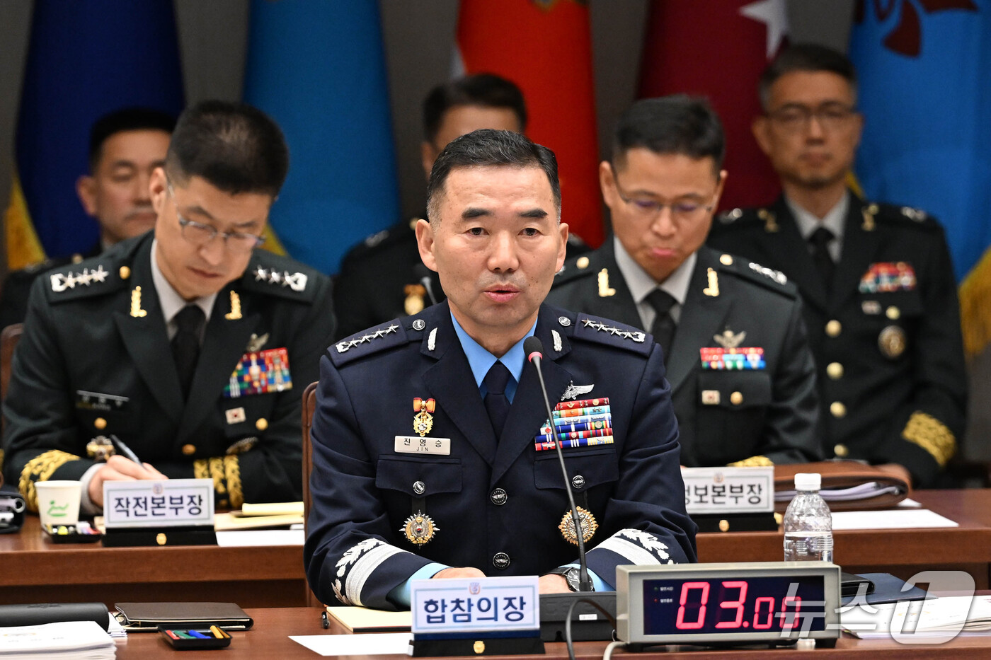 (서울=뉴스1) 국회사진기자단 = 진영승 합동참모본부 의장이 8일 오전 서울 용산구 국방부에서 열린 국회 국방위원회의 합동참모본부에 대한 국정감사에서 진성준 의원장 질의에 답하고 …