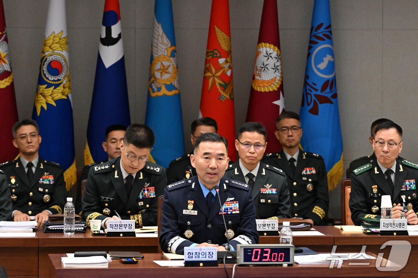 (서울=뉴스1) 국회사진기자단 = 진영승 합동참모본부 의장이 8일 오전 서울 용산구 국방부에서 열린 국회 국방위원회의 합동참모본부에 대한 국정감사에서 진성준 의원장 질의에 답하고 …