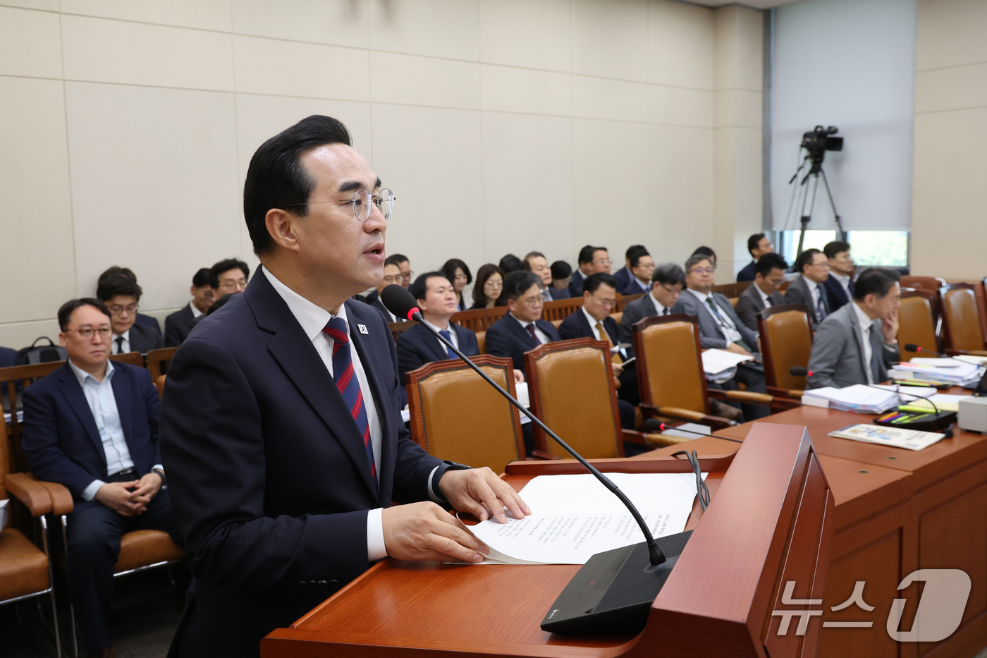 (서울=뉴스1) 황기선 기자 = 박홍근 기획예산처 장관이 8일 서울 여의도 국회 재정경제기획위원회에서 열린 기획예산처에 대한 국정감사에서 업무보고를 하고 있다.  2026.10.8 …