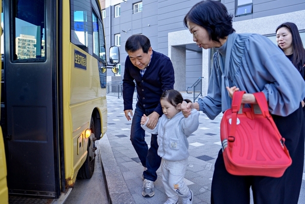 이재영 증평군수 취임 100일 첫 일정은 어린이 등원 보조