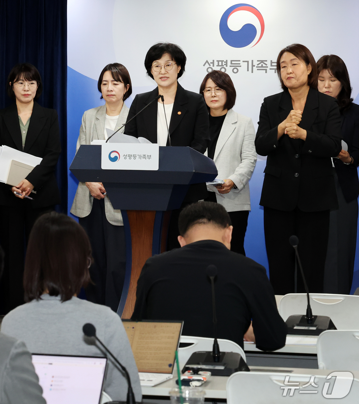 (서울=뉴스1) 이종덕 기자 = 원민경 성평등가족부 장관이 8일 서울 종로구 정부서울청사에서 젠더폭력 피해자 권리보호·지원 방안 브리핑을 하고 있다. 성평등가족부는 '젠더폭력 피해 …