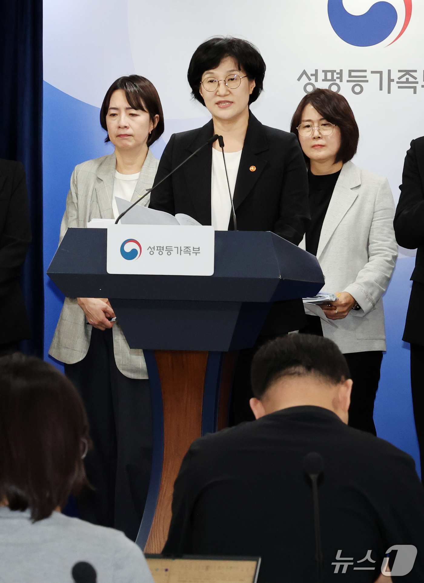 (서울=뉴스1) 이종덕 기자 = 원민경 성평등가족부 장관이 8일 서울 종로구 정부서울청사에서 젠더폭력 피해자 권리보호·지원 방안 브리핑을 하고 있다. 성평등가족부는 '젠더폭력 피해 …