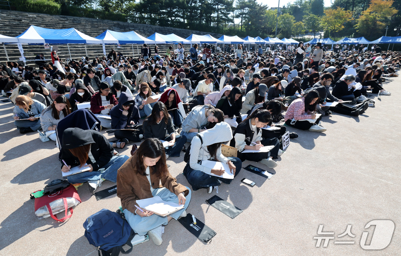 (서울=뉴스1) 박세연 기자 = 8일 서울 중구 동국대학교에서 한글날을 기념해 열린 한글백일장에서 외국인 유학생들이 '나와 한국어'를 주제로 글짓기를 하고 있다. 2026.10.8 …