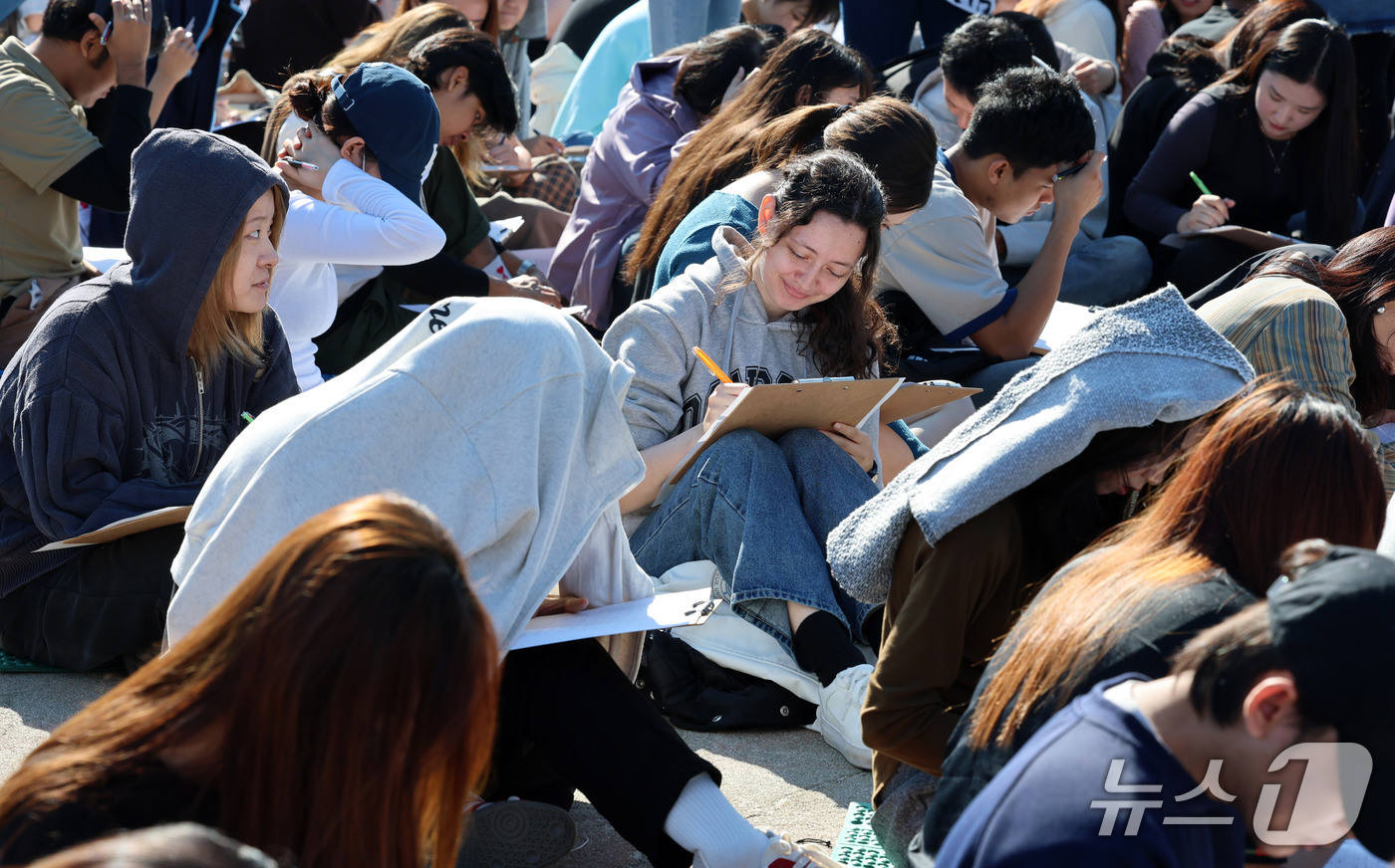 (서울=뉴스1) 박세연 기자 = 8일 서울 중구 동국대학교에서 한글날을 기념해 열린 한글백일장에서 외국인 유학생들이 '나와 한국어'를 주제로 글짓기를 하고 있다. 2026.10.8 …