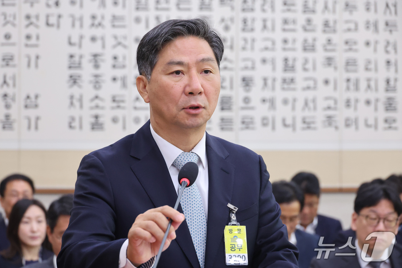 (서울=뉴스1) 신웅수 기자 = 김영진 대한법률구조공단 이사장이 8일 서울 여의도 국회에서 열린 법제사법위원회의 법무부 등에 대한 국정감사에서 업무보고를 하고 있다. 2026.10 …