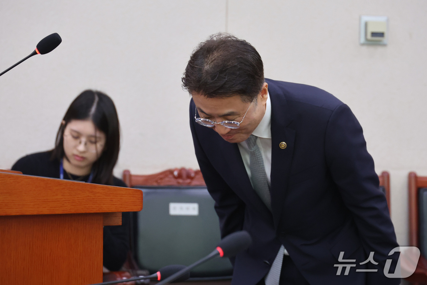 (서울=뉴스1) 신웅수 기자 = 이진수 법무부 차관이 8일 서울 여의도 국회에서 열린 법제사법위원회의 법무부 등에 대한 국정감사에서 업무보고를 마친 후 인사하고 있다. 2026.1 …