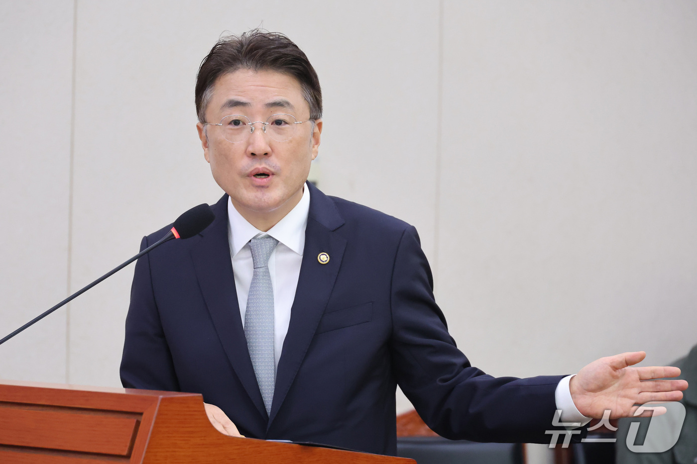 (서울=뉴스1) 신웅수 기자 = 이진수 법무부 차관이 8일 서울 여의도 국회에서 열린 법제사법위원회의 법무부 등에 대한 국정감사에서 업무보고를 하고 있다. 2026.10.8/뉴스1 …