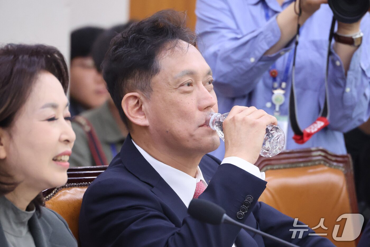 본문 이미지 - 김태규 국민의힘 의원이 지난 8일 서울 여의도 국회에서 열린 법제사법위원회의 법무부 등에 대한 국정감사에서 목을 축이고 있다. 2026.10.8 ⓒ 뉴스1 신웅수 기자