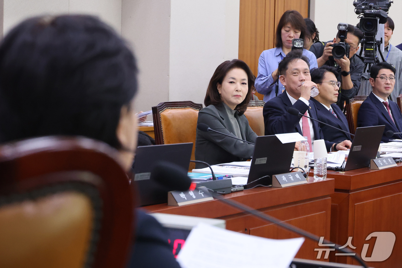 (서울=뉴스1) 신웅수 기자 = 김태규 국민의힘 의원이 8일 서울 여의도 국회에서 열린 법제사법위원회의 법무부 등에 대한 국정감사에서 목을 축이고 있다. 2026.10.8/뉴스1