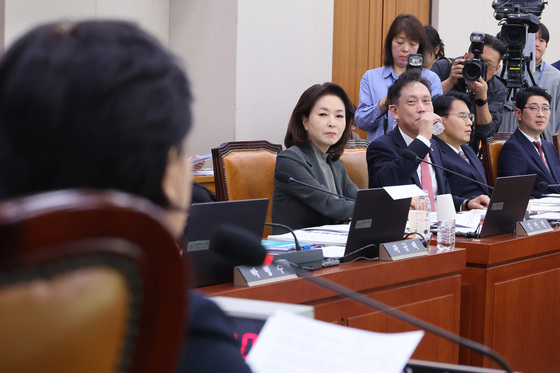 [국감] 서영교 위원장 발언듣는 김태규