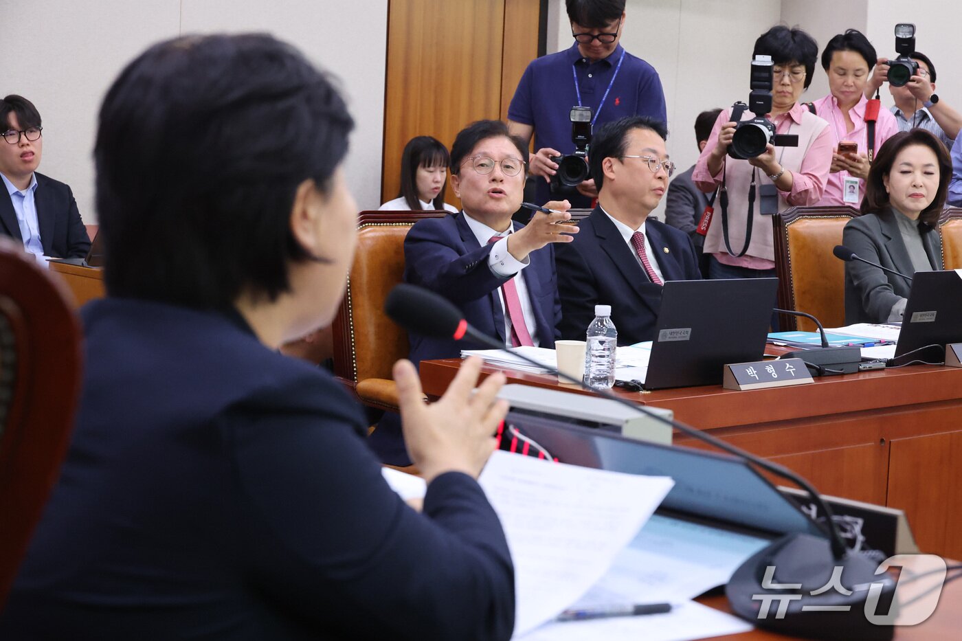 본문 이미지 - 서영교 국민의힘 의원과 박형수 국민의힘 간사가 8일 서울 여의도 국회에서 열린 법제사법위원회의 법무부 등에 대한 국정감사에서 언쟁을 벌이고 있다. 2026.10.8 ⓒ 뉴스1 신웅수 기자
