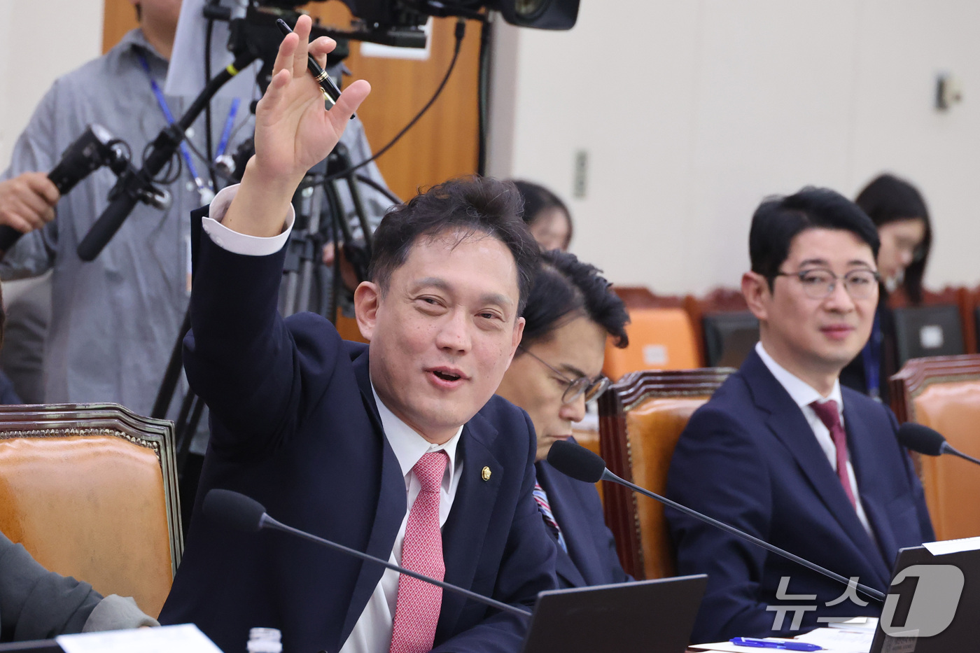 (서울=뉴스1) 신웅수 기자 = 김태규 국민의힘 의원이 8일 서울 여의도 국회에서 열린 법제사법위원회의 법무부 등에 대한 국정감사에서 의사진행 발언을 신청하고 있다. 2026.10 …