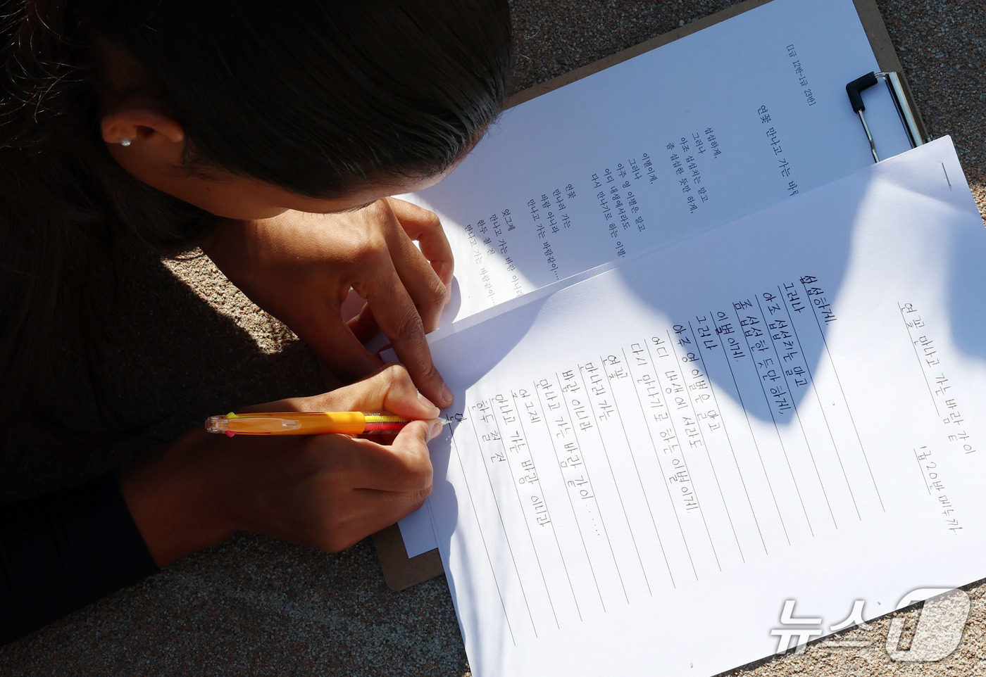 (서울=뉴스1) 박세연 기자 = 8일 서울 중구 동국대학교에서 한글날을 기념해 열린 한글백일장에서 외국인 유학생이 '나와 한국어'를 주제로 글짓기를 하고 있다. 2026.10.8/ …